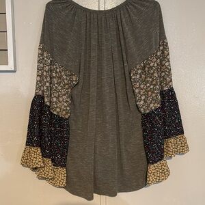 I’m sailing  a long sleeve shirt grey size M .